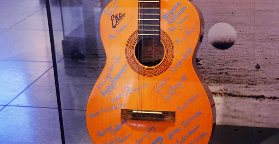 Bild på gitarr med autografer