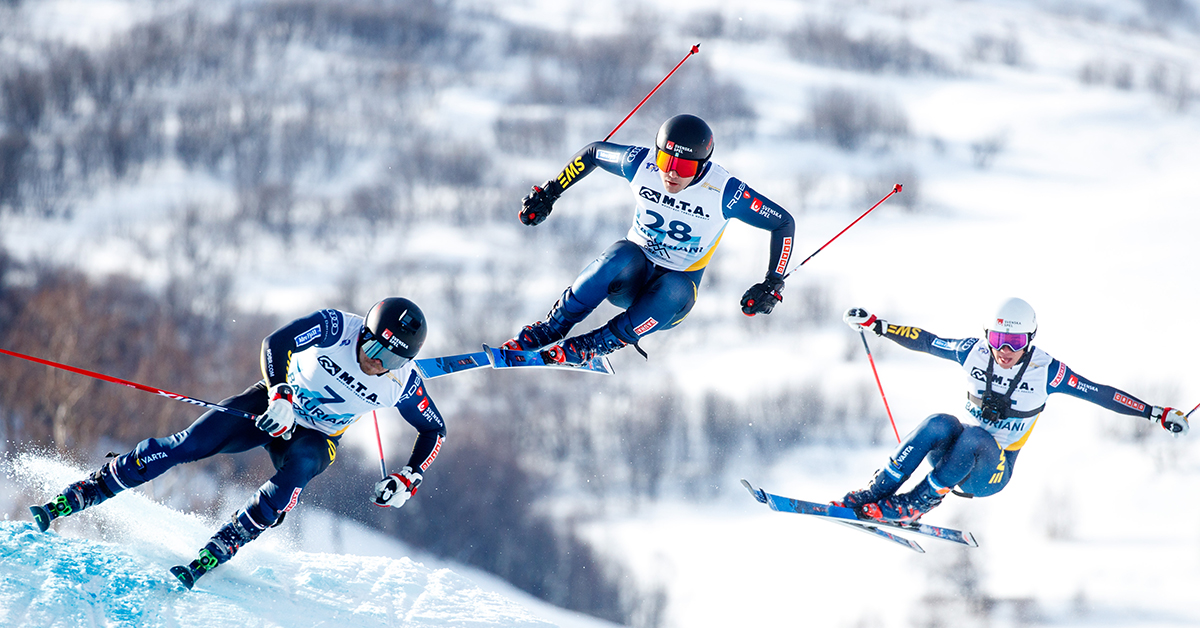 Tre skicrossåkare som hoppar