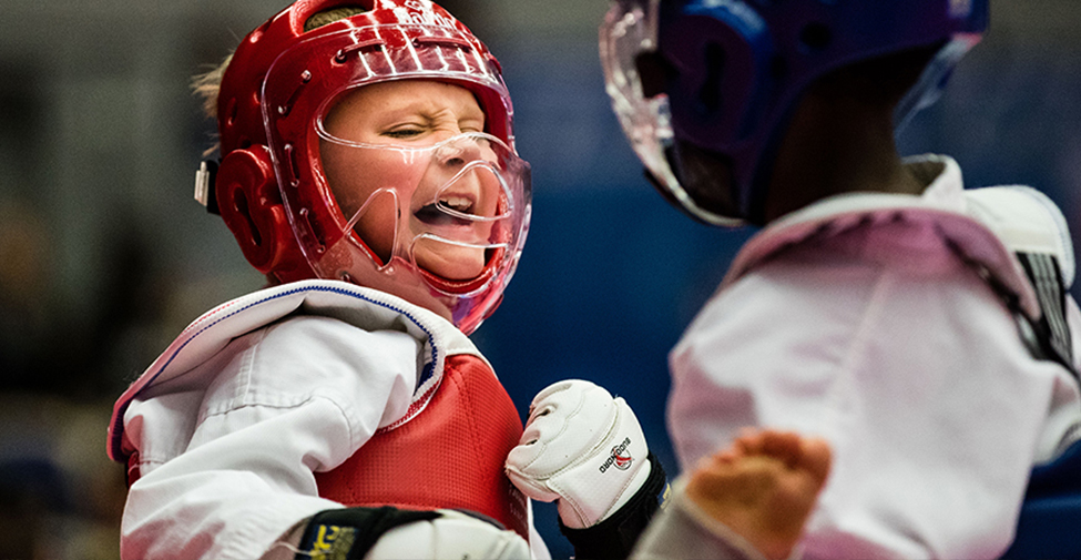 Barn utövar kampsport